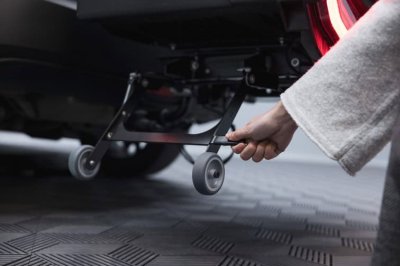 TOWBOX ALPHA BLACK Box m/rampe 330 liter